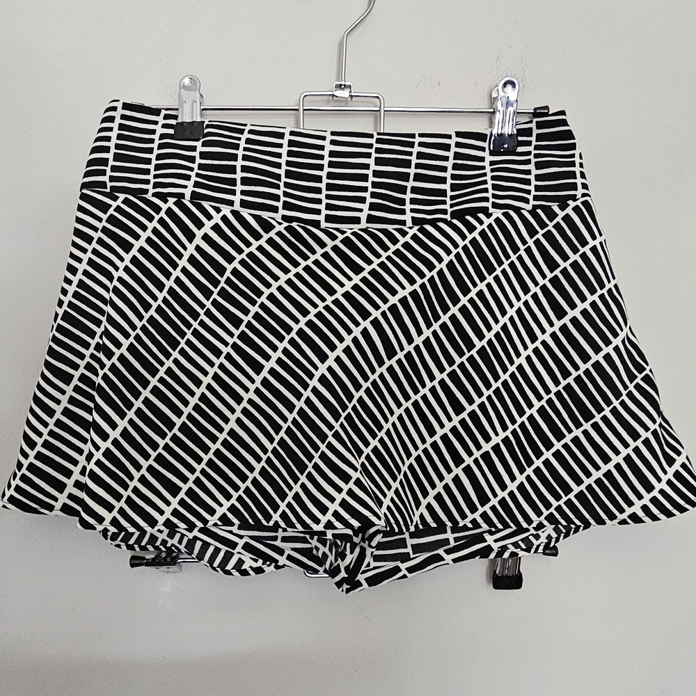 Express Women's Modern Black and White Patterned Women's Skorts Sz 2